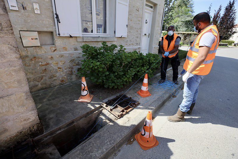 Raccordement fibre optique regard télécom